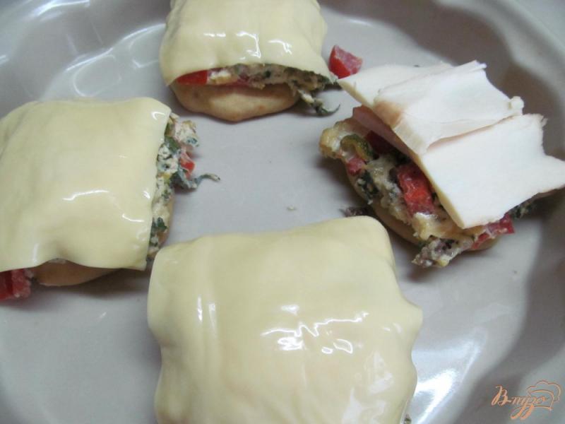 Фото приготовление рецепта: Бутерброды с яйцом и сыром шаг №9