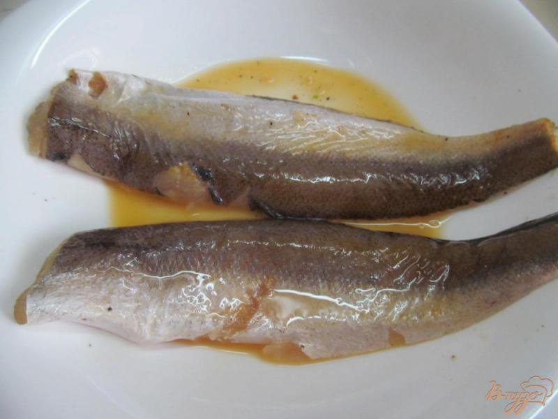 Фото приготовление рецепта: Рыба в арахисовой панировке под освежающим соусом шаг №4