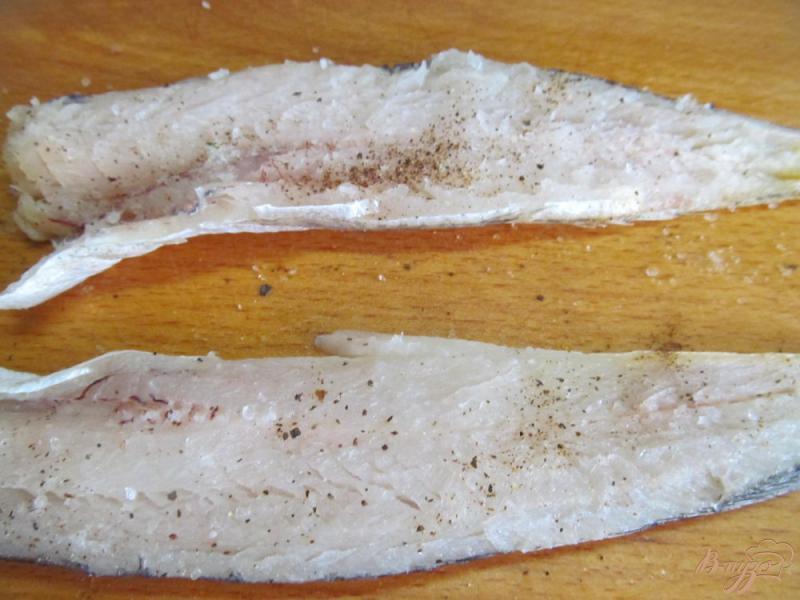Фото приготовление рецепта: Рыба в арахисовой панировке под освежающим соусом шаг №3