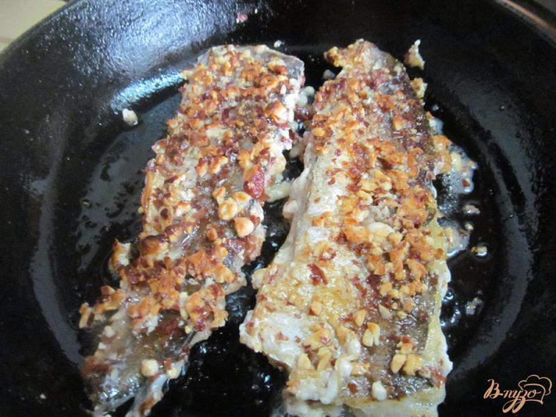 Фото приготовление рецепта: Рыба в арахисовой панировке под освежающим соусом шаг №6