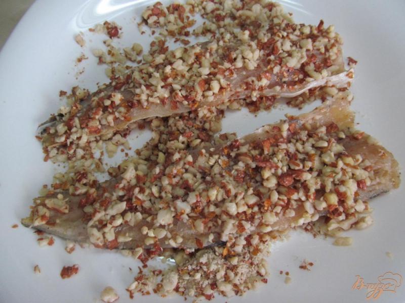Фото приготовление рецепта: Рыба в арахисовой панировке под освежающим соусом шаг №5