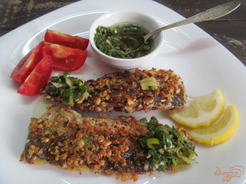 Фото приготовление рецепта: Рыба в арахисовой панировке под освежающим соусом шаг №7