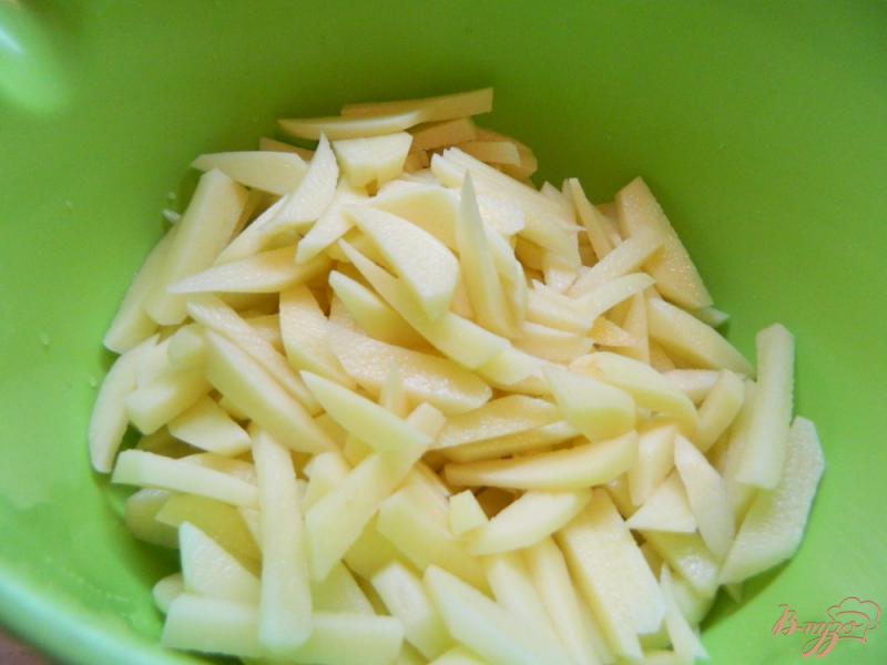Фото приготовление рецепта: Тушеный картофель с овощами и курицей шаг №3