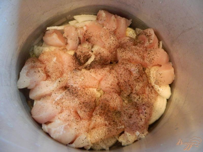 Фото приготовление рецепта: Тушеный картофель с овощами и курицей шаг №5