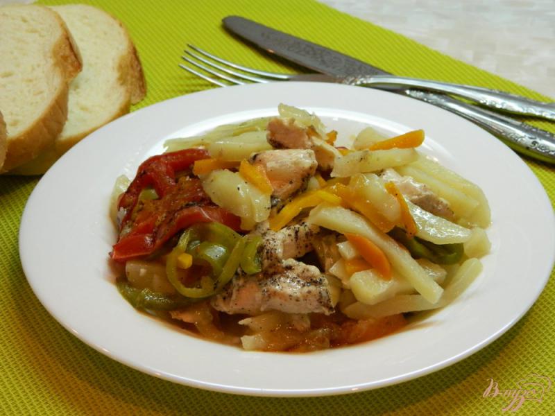 Фото приготовление рецепта: Тушеный картофель с овощами и курицей шаг №10