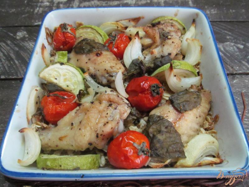 Фото приготовление рецепта: Запеченные куриные крылья с овощами на овсяной подушке шаг №6