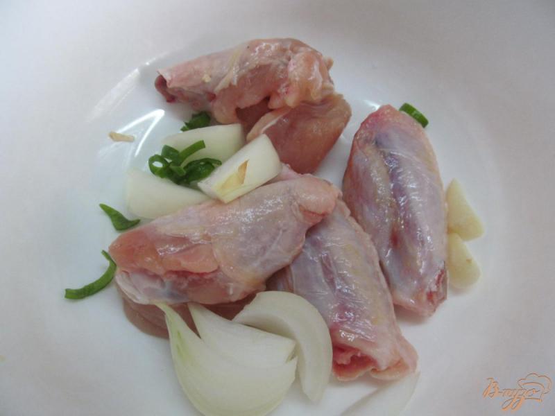 Фото приготовление рецепта: Запеченные куриные крылья с овощами на овсяной подушке шаг №2