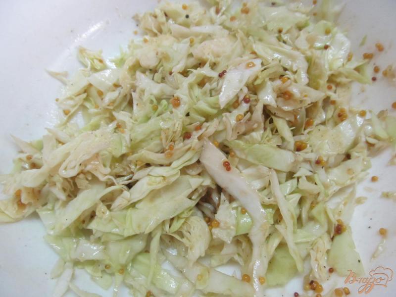Фото приготовление рецепта: Капустный салат с огурцом и малиной шаг №2