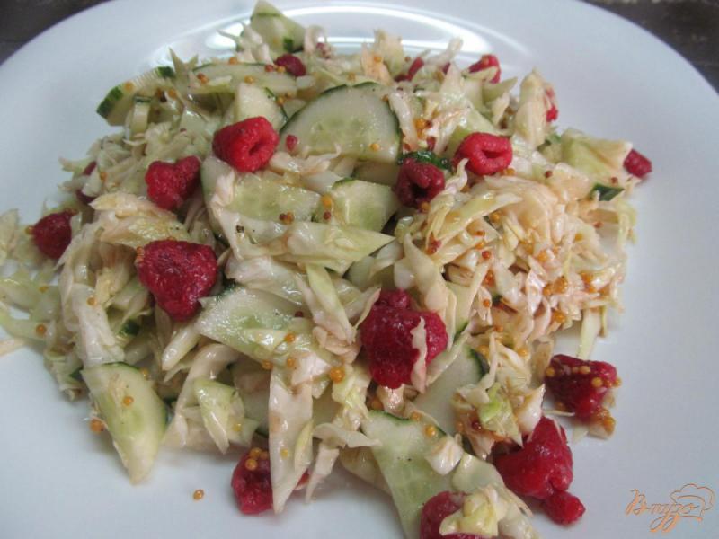 Фото приготовление рецепта: Капустный салат с огурцом и малиной шаг №5