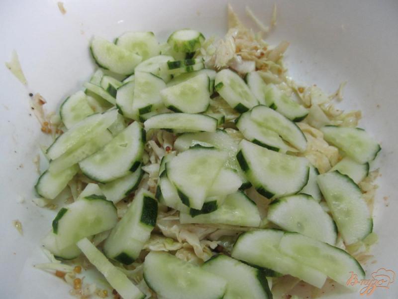 Фото приготовление рецепта: Капустный салат с огурцом и малиной шаг №3