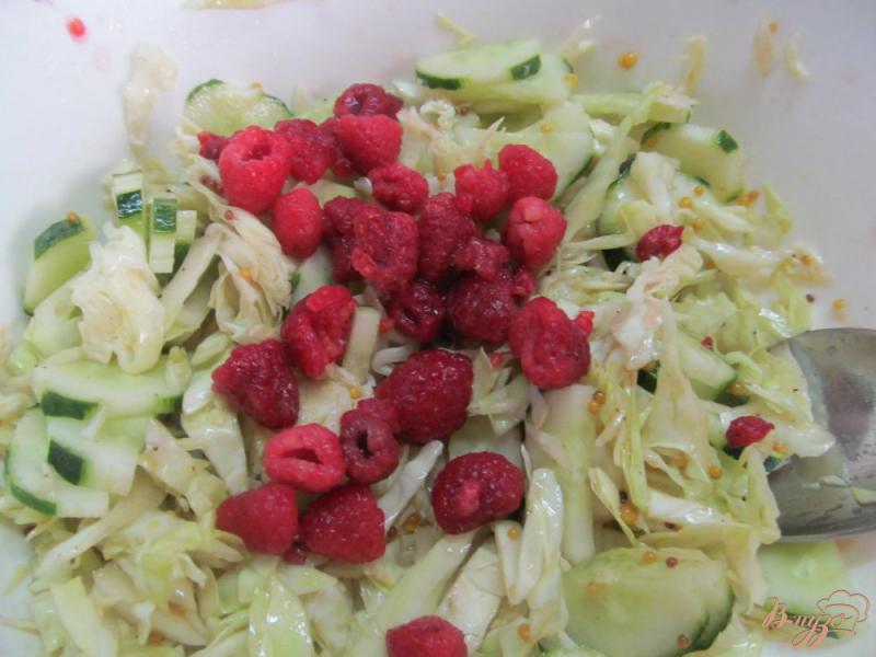 Фото приготовление рецепта: Капустный салат с огурцом и малиной шаг №4