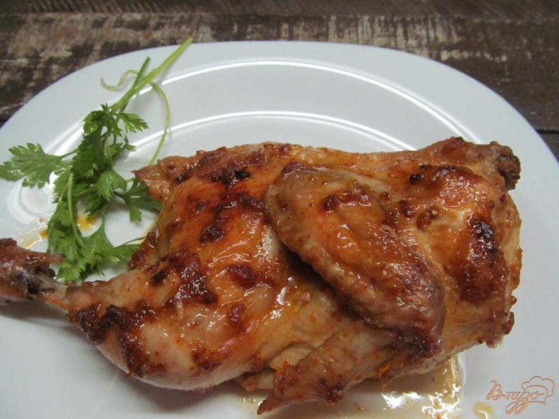 Фото приготовление рецепта: Цыпленок в маринаде из чеснока и парики шаг №5
