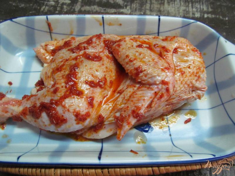 Фото приготовление рецепта: Цыпленок в маринаде из чеснока и парики шаг №2