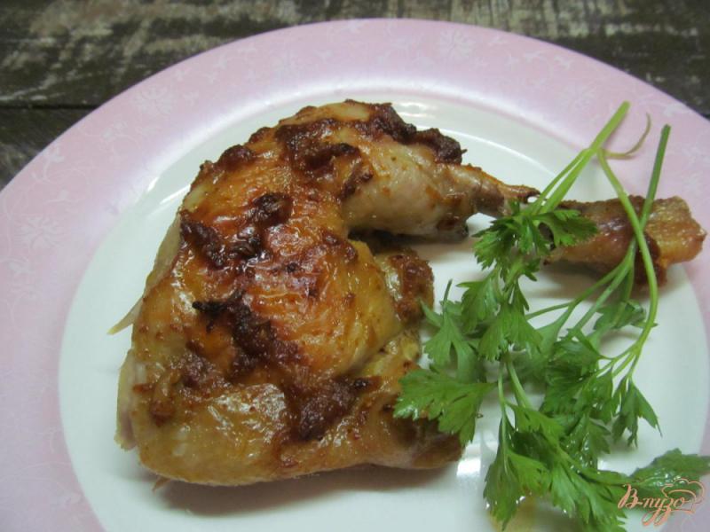Фото приготовление рецепта: Цыпленок в маринаде из чеснока и парики шаг №6