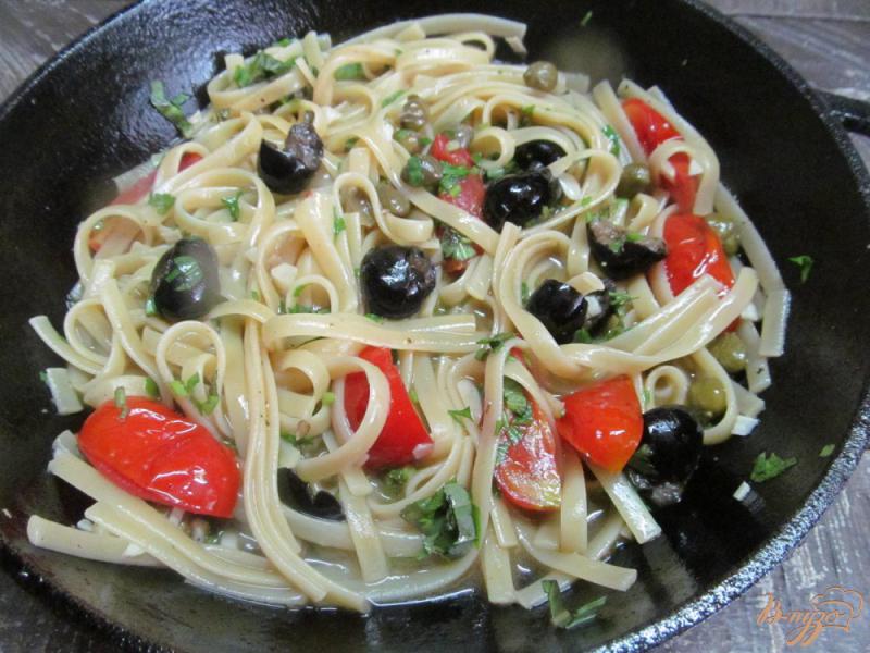 Фото приготовление рецепта: Анчоусная паста с томатами и оливками шаг №5