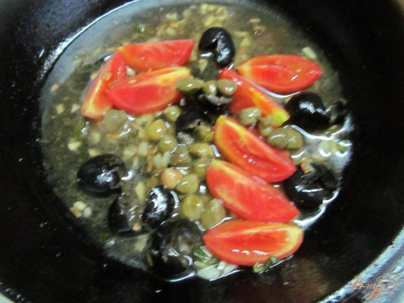 Фото приготовление рецепта: Анчоусная паста с томатами и оливками шаг №3