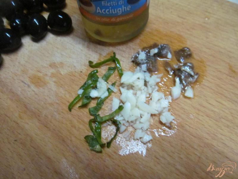 Фото приготовление рецепта: Анчоусная паста с томатами и оливками шаг №1