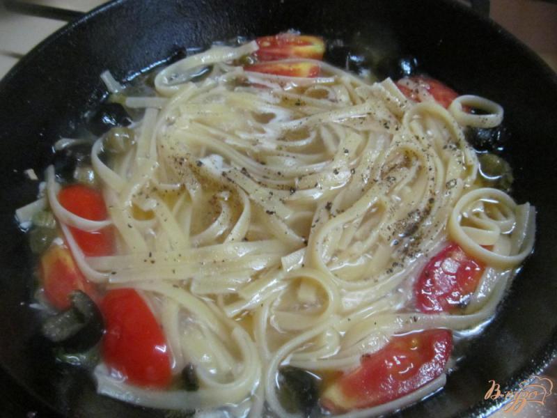 Фото приготовление рецепта: Анчоусная паста с томатами и оливками шаг №4