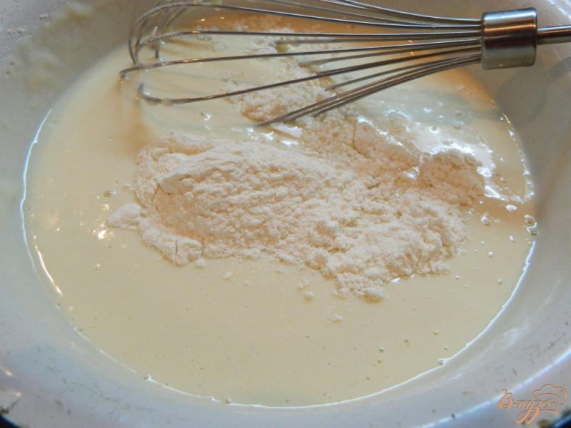 Фото приготовление рецепта: Блины на кефире с медом шаг №2