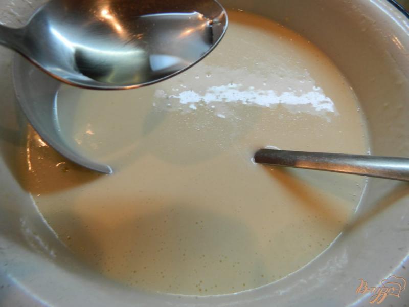 Фото приготовление рецепта: Блины на кефире с медом шаг №3