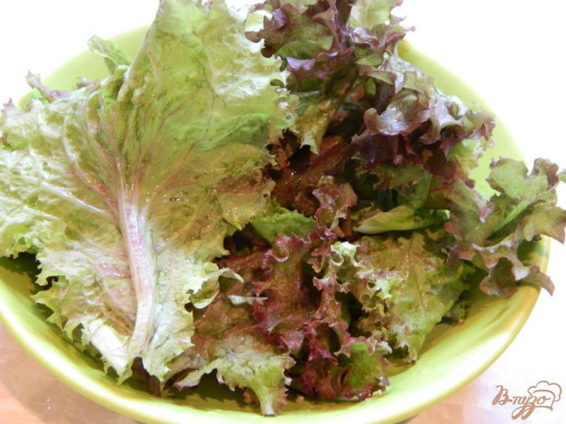 Фото приготовление рецепта: Салат из помидоров, листьев салата и сыра бри шаг №1