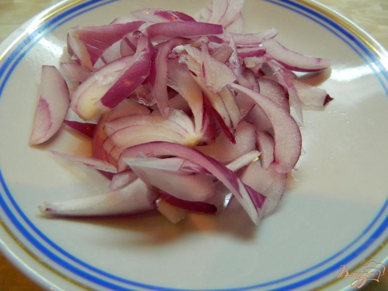 Фото приготовление рецепта: Салат из помидоров, листьев салата и сыра бри шаг №3