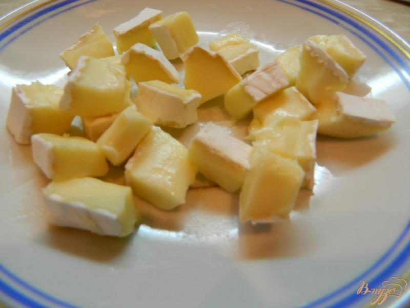 Фото приготовление рецепта: Салат из помидоров, листьев салата и сыра бри шаг №4