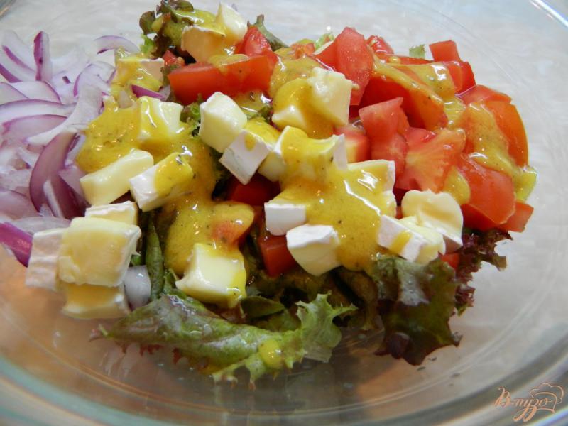 Фото приготовление рецепта: Салат из помидоров, листьев салата и сыра бри шаг №7