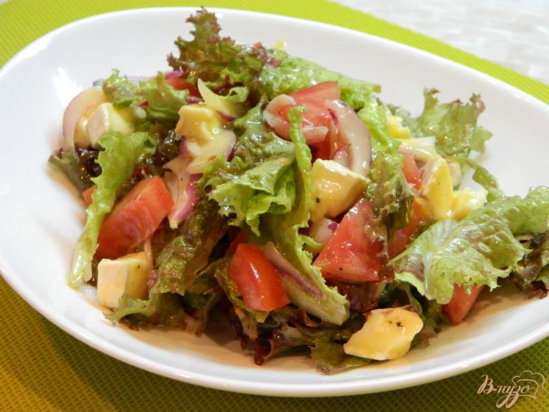 Фото приготовление рецепта: Салат из помидоров, листьев салата и сыра бри шаг №8