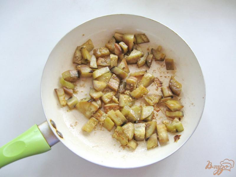 Фото приготовление рецепта: Жареный картофель с баклажанами шаг №2