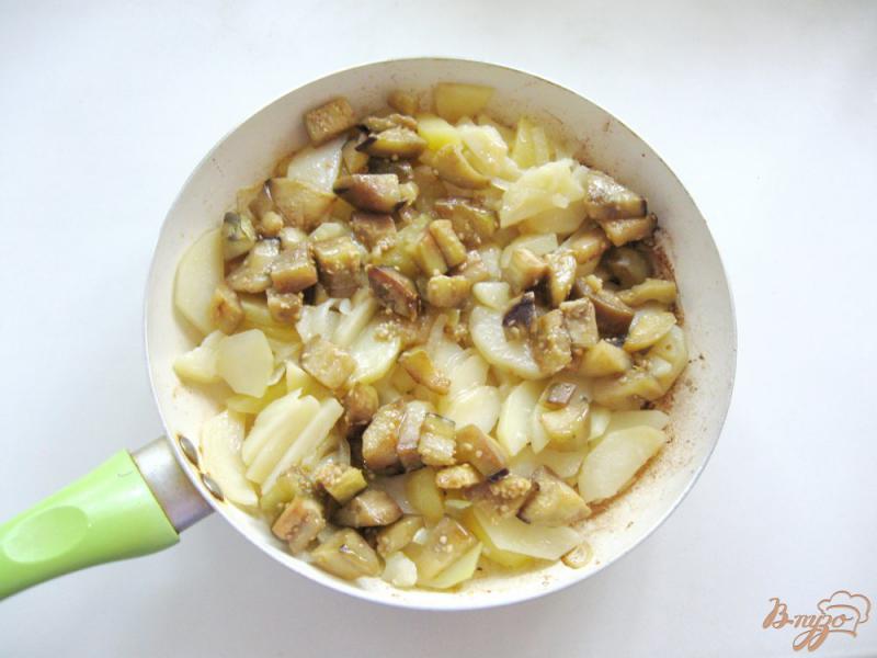 Фото приготовление рецепта: Жареный картофель с баклажанами шаг №6