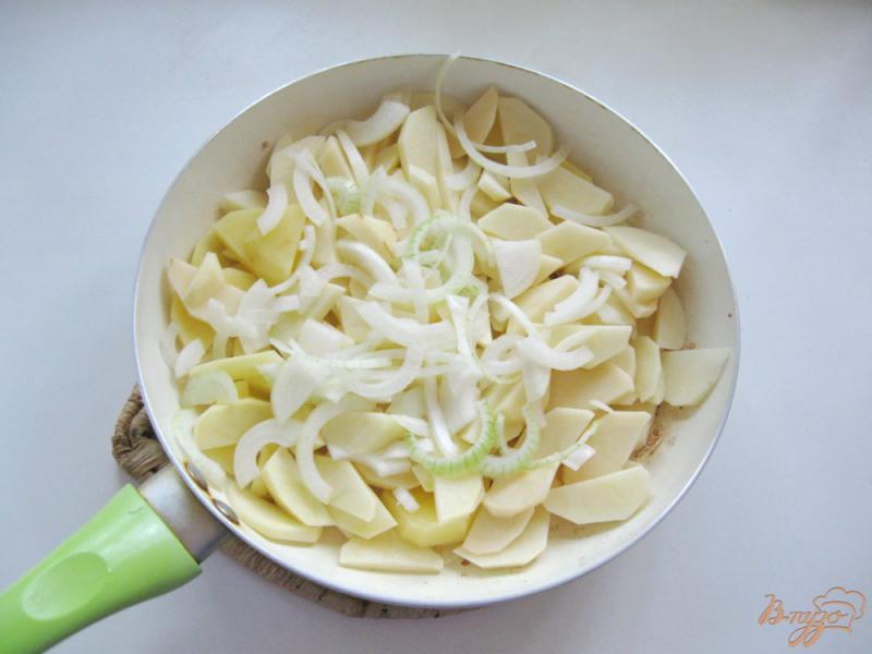 Фото приготовление рецепта: Жареный картофель с баклажанами шаг №4