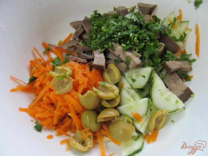 Фото приготовление рецепта: Салат из свиных почек с овощами шаг №4