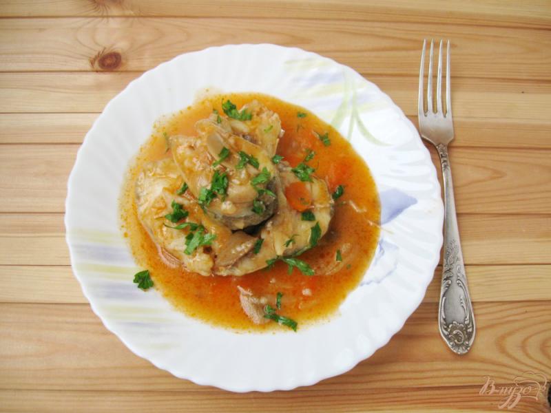 Фото приготовление рецепта: Рыба в соусе с грибами шаг №7