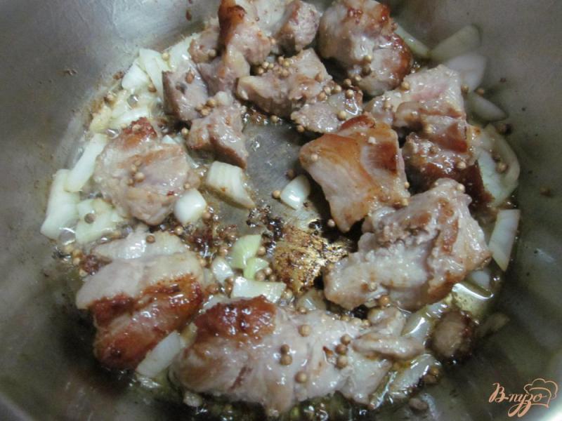 Фото приготовление рецепта: Свиной ошеек с капустой и грибами шаг №3