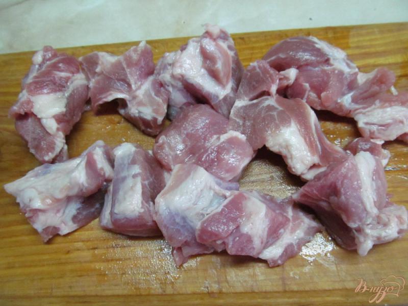 Фото приготовление рецепта: Свиной ошеек с капустой и грибами шаг №1