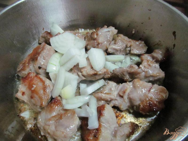Фото приготовление рецепта: Свиной ошеек с капустой и грибами шаг №2