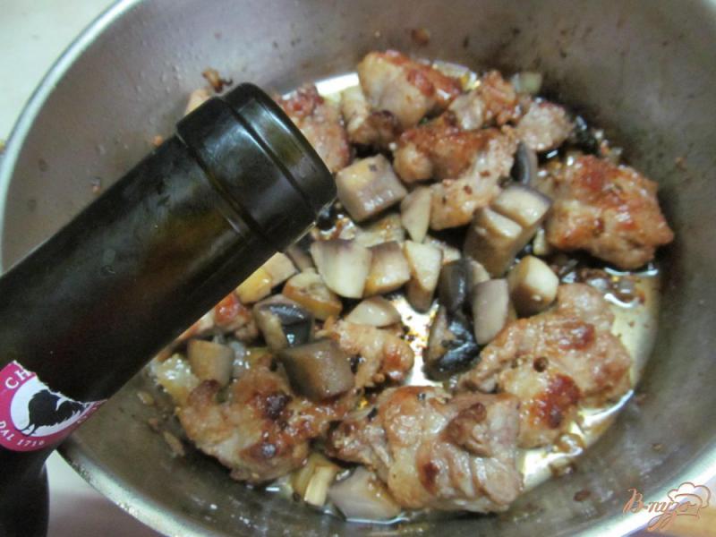 Фото приготовление рецепта: Свиной ошеек с капустой и грибами шаг №5