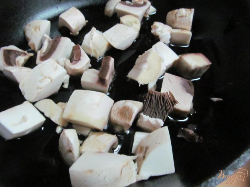 Фото приготовление рецепта: Свиной ошеек с капустой и грибами шаг №4