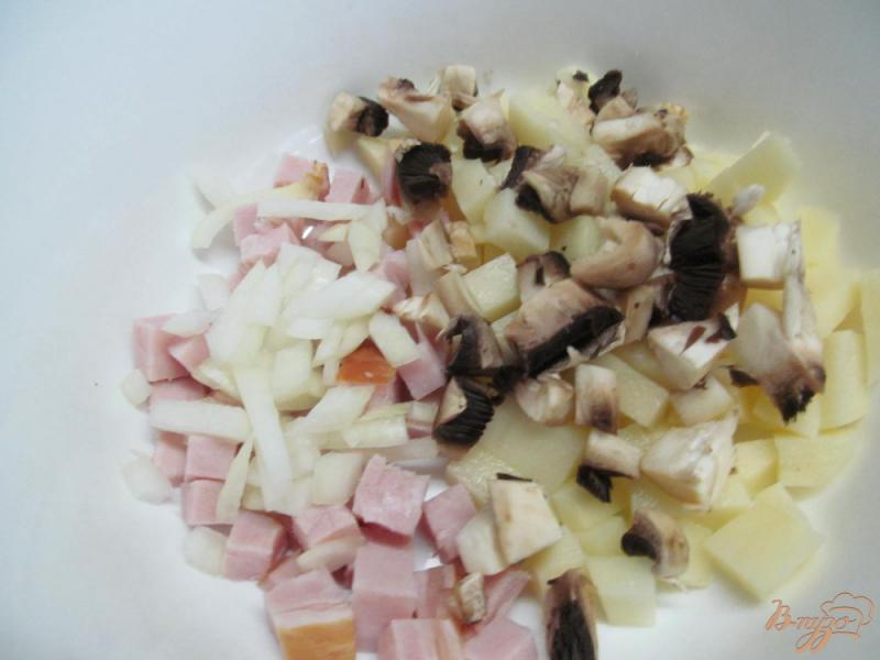 Фото приготовление рецепта: Запеченные овощи с ветчиной и яйцом шаг №2