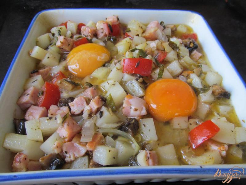 Фото приготовление рецепта: Запеченные овощи с ветчиной и яйцом шаг №6