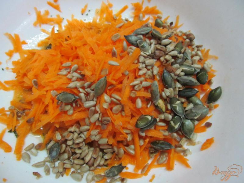 Фото приготовление рецепта: Пикник - салат из моркови с семечками тыквы и соком апельсина шаг №4