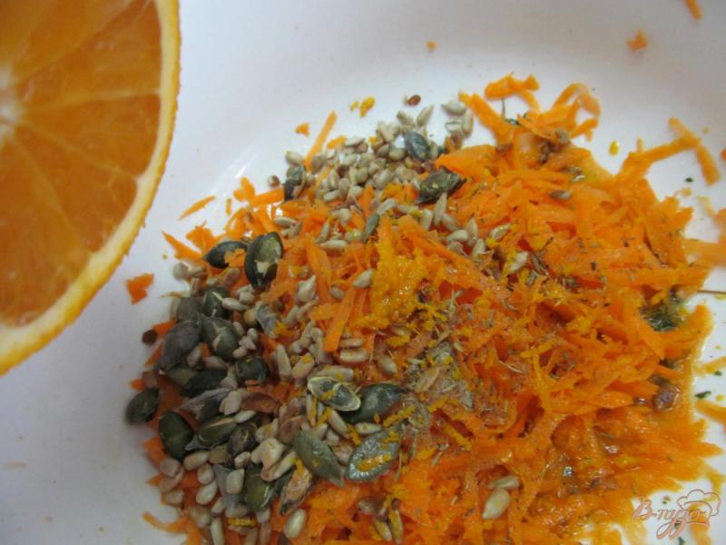 Фото приготовление рецепта: Пикник - салат из моркови с семечками тыквы и соком апельсина шаг №5