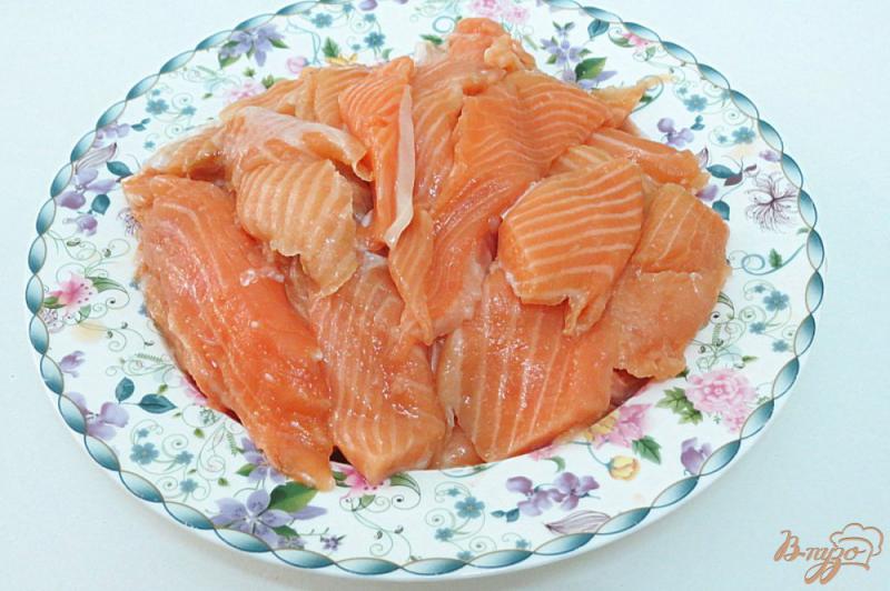 Фото приготовление рецепта: Ломтики лосося со сливками шаг №1
