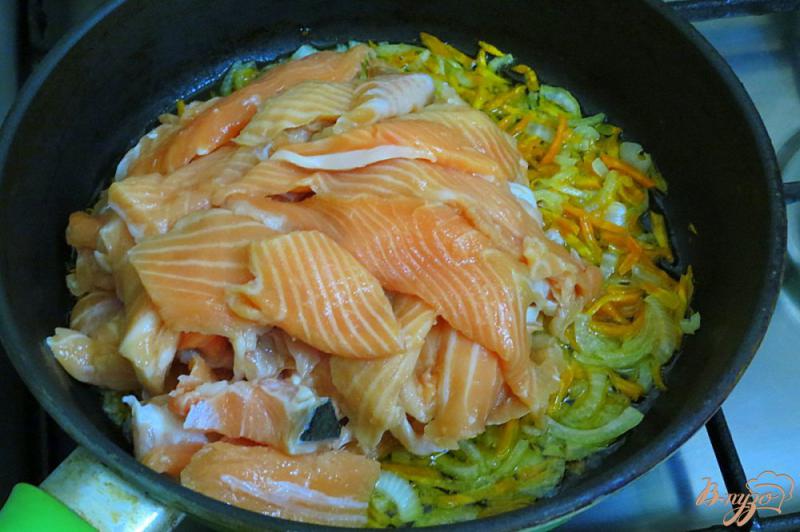 Фото приготовление рецепта: Ломтики лосося со сливками шаг №5
