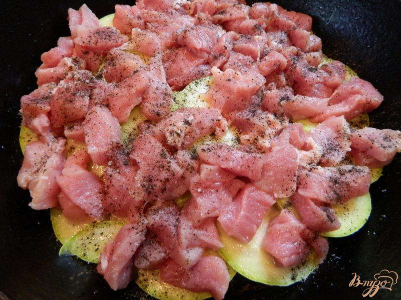 Фото приготовление рецепта: Картофельная запеканка с мясом и кабачком шаг №7