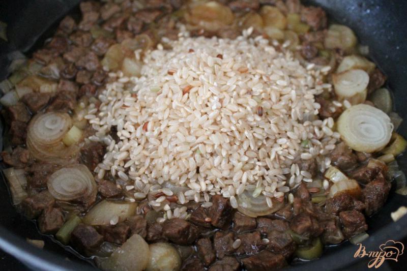 Фото приготовление рецепта: Говядина с коричневым рисом и луком-пореем шаг №3