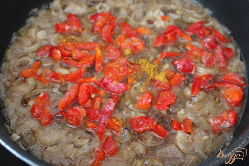 Фото приготовление рецепта: Говядина с коричневым рисом и луком-пореем шаг №4