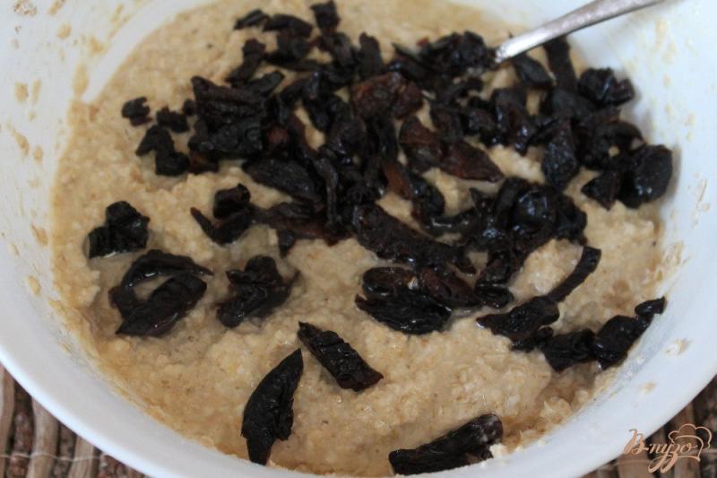 Фото приготовление рецепта: Овсяный пирог с черносливом и ванилью шаг №4
