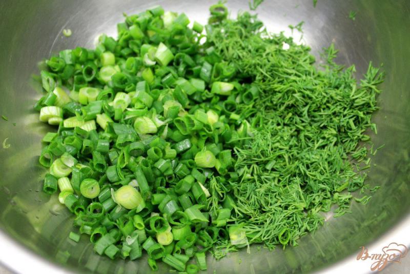 Фото приготовление рецепта: Салат из зелени ассорти с чесноком и огурцом шаг №1
